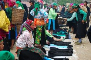 marché de meo vac - tissu indigo des hmongs noir 